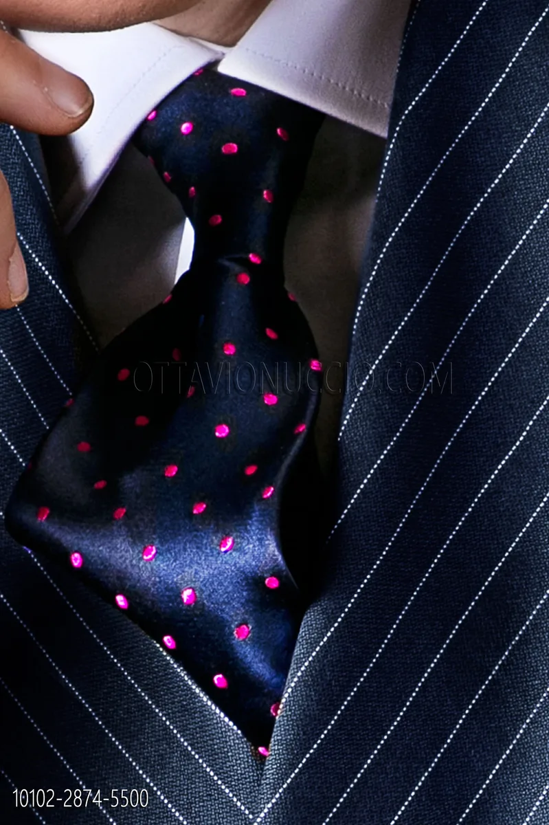 Cravatta in pura seta blu con pois viola