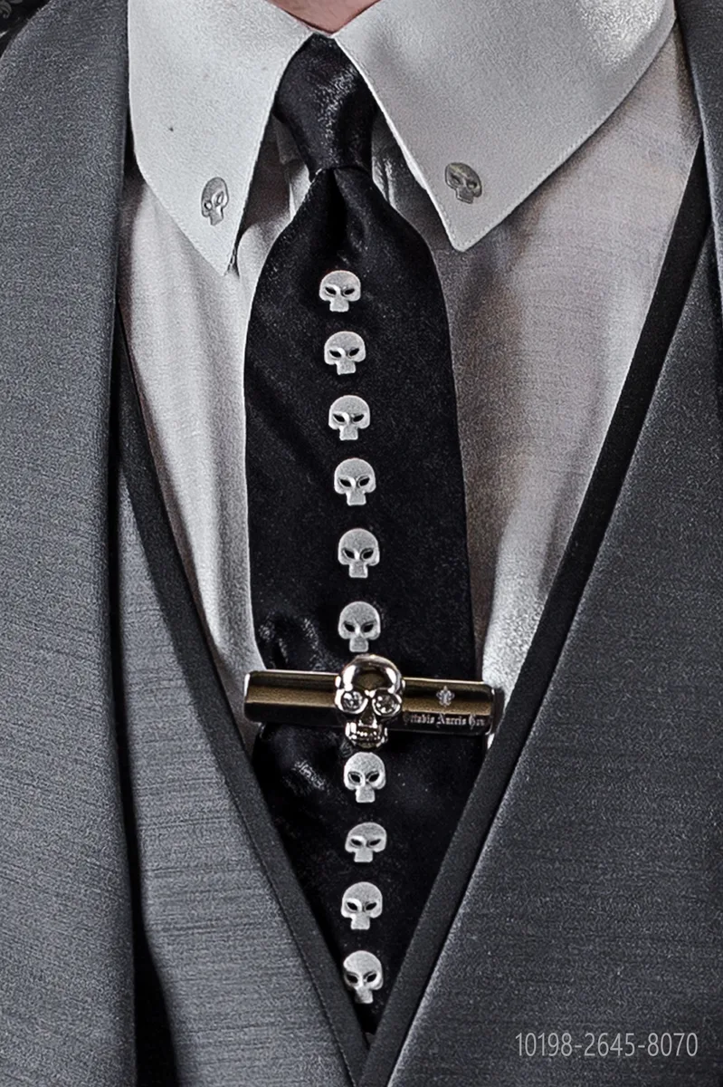Krawatte, aus Lurex mit metallischen Applikation.