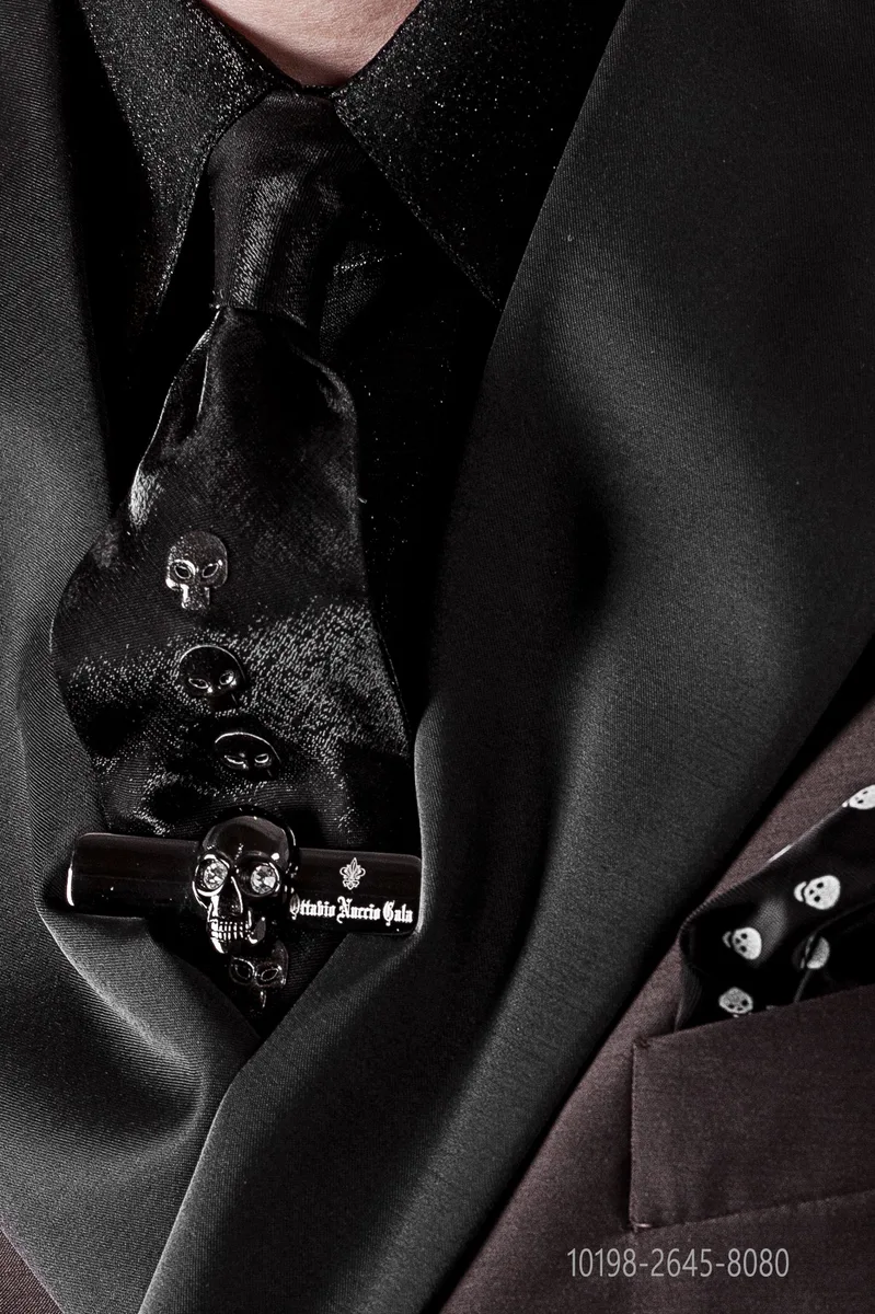 Cravatta in lurex nero con applicazioni metalliche.