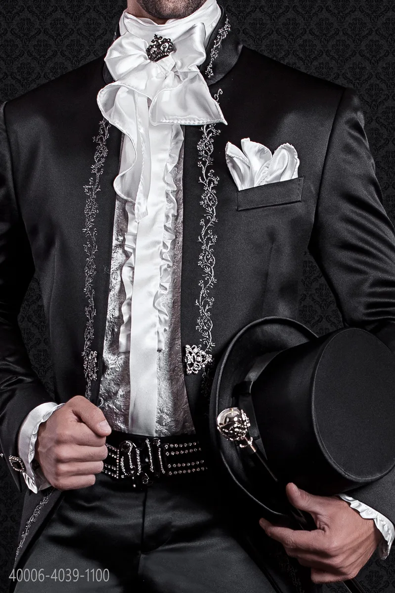Camicia bianca ricamata con volant.