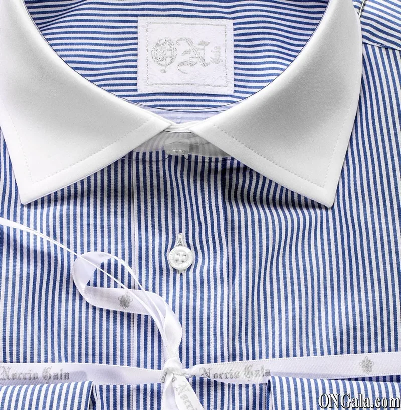 Camicia bianca a righe blu in cotone con collo a contrasto