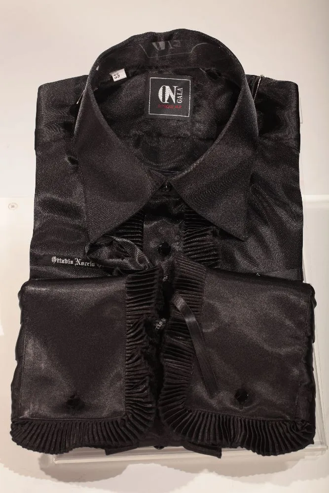 Chemise en satin noir à plis