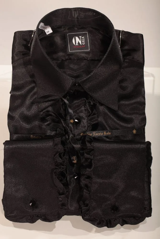 Camisa en raso negro con volantes