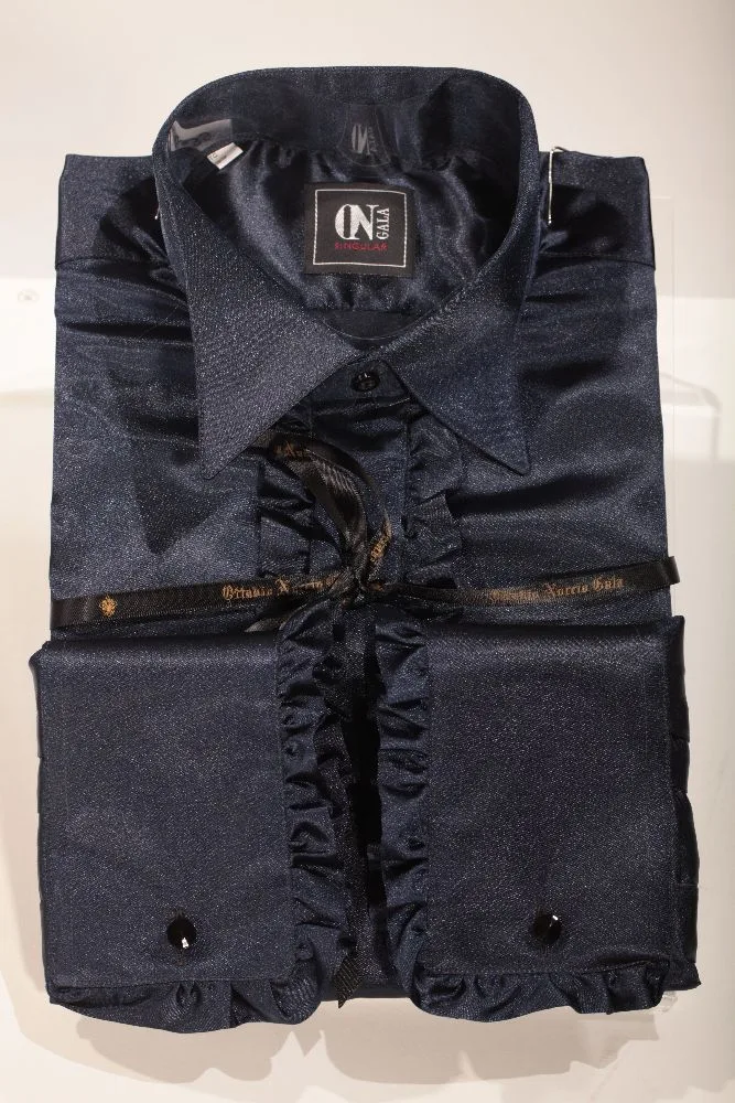 Camicia blu con volant