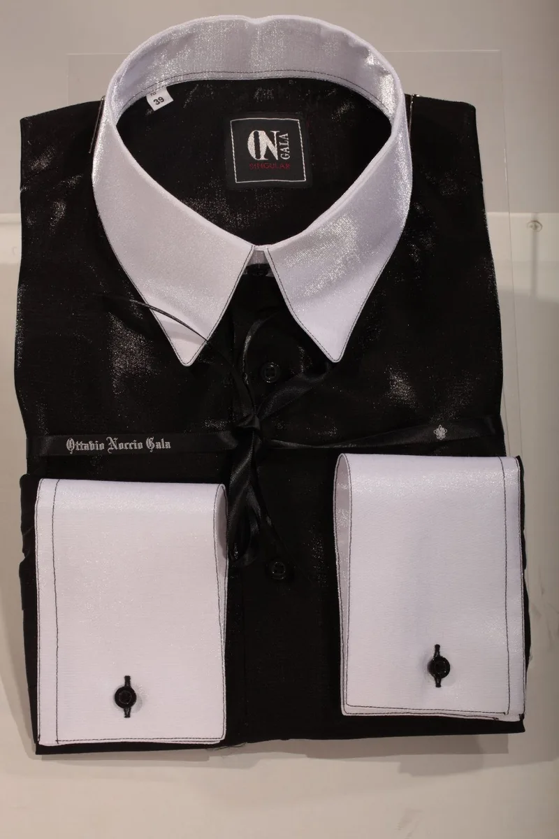 Camicia nera con contrasti bianchi