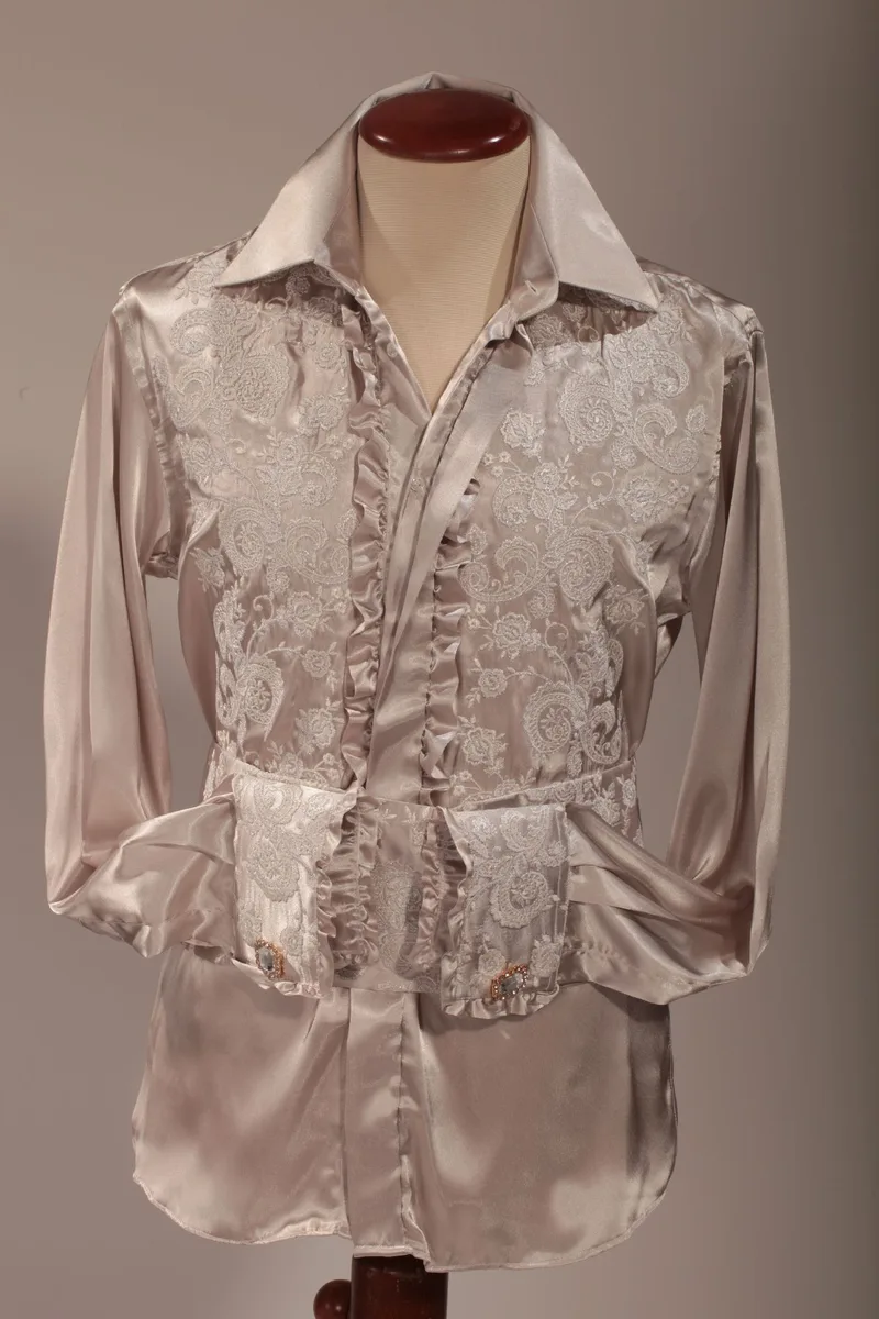 Camisa gris cuello clásico con bordado blanco perla