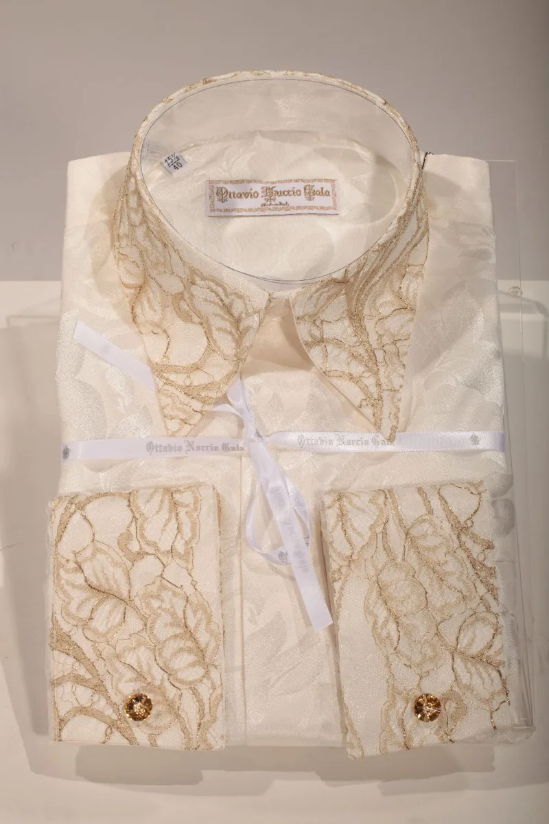 Elfenbeinfarbene Jacquard-Hemd mit Goldspitze an Kragen und Manschetten