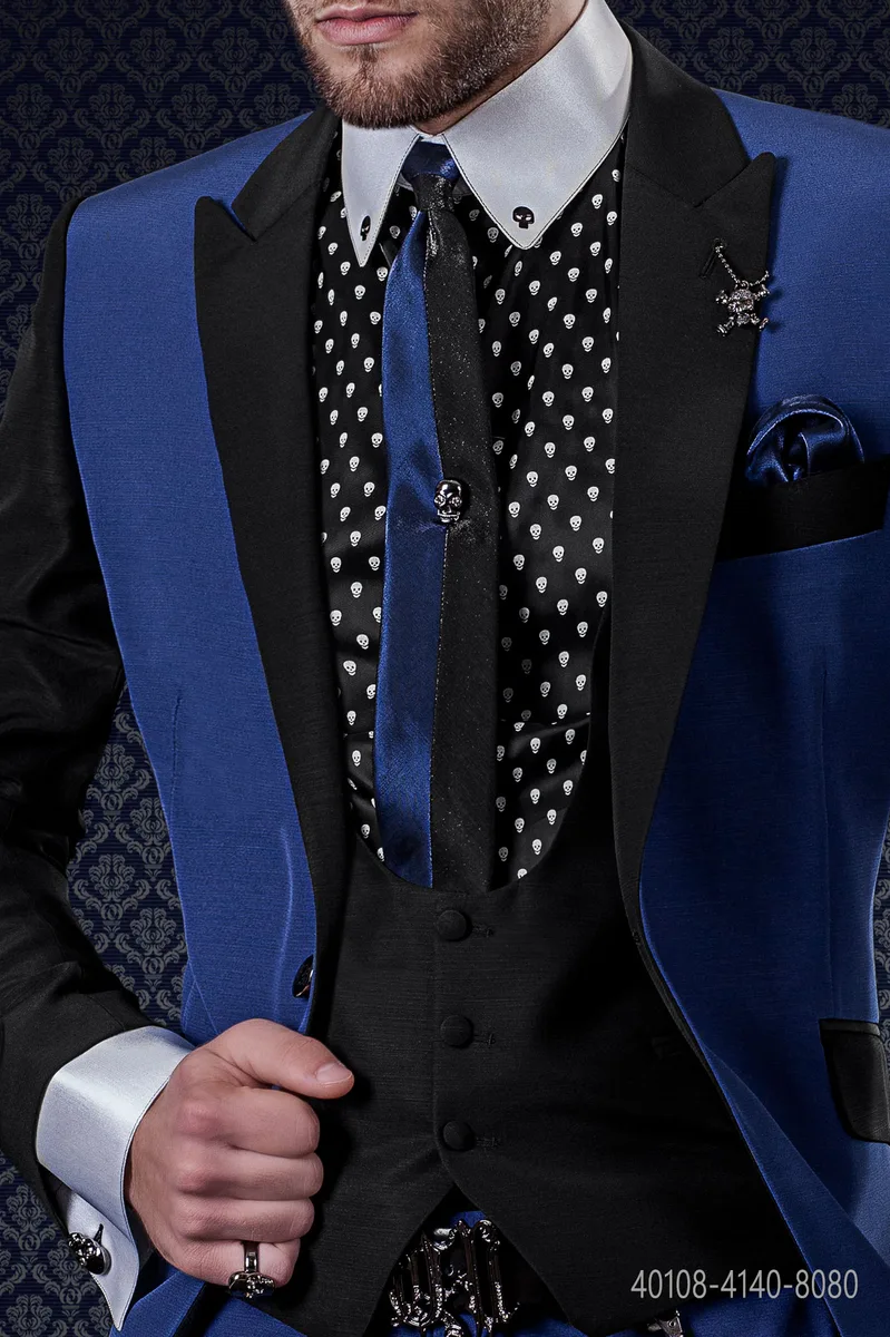 Camicia nera con teschi e applicazioni