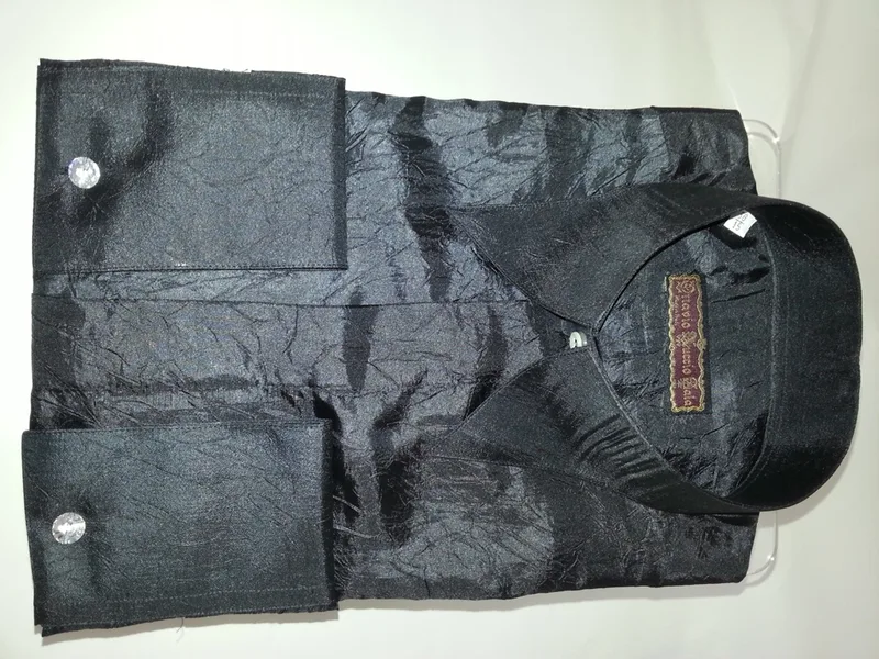 Camisa negra con volantes arrugada