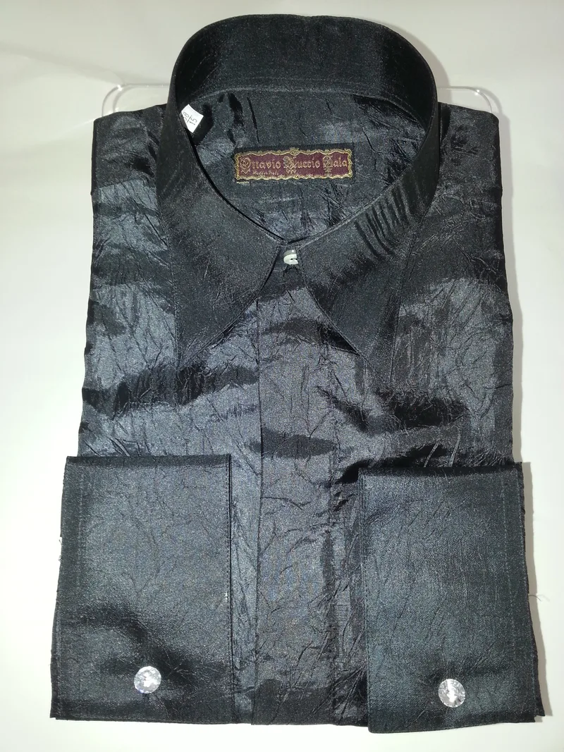 Camisa negra con volantes arrugada