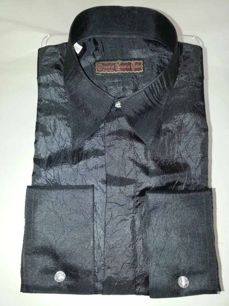 Camisa negra con volantes arrugada