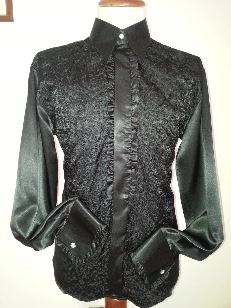 Camicia nera con ricamo e volant