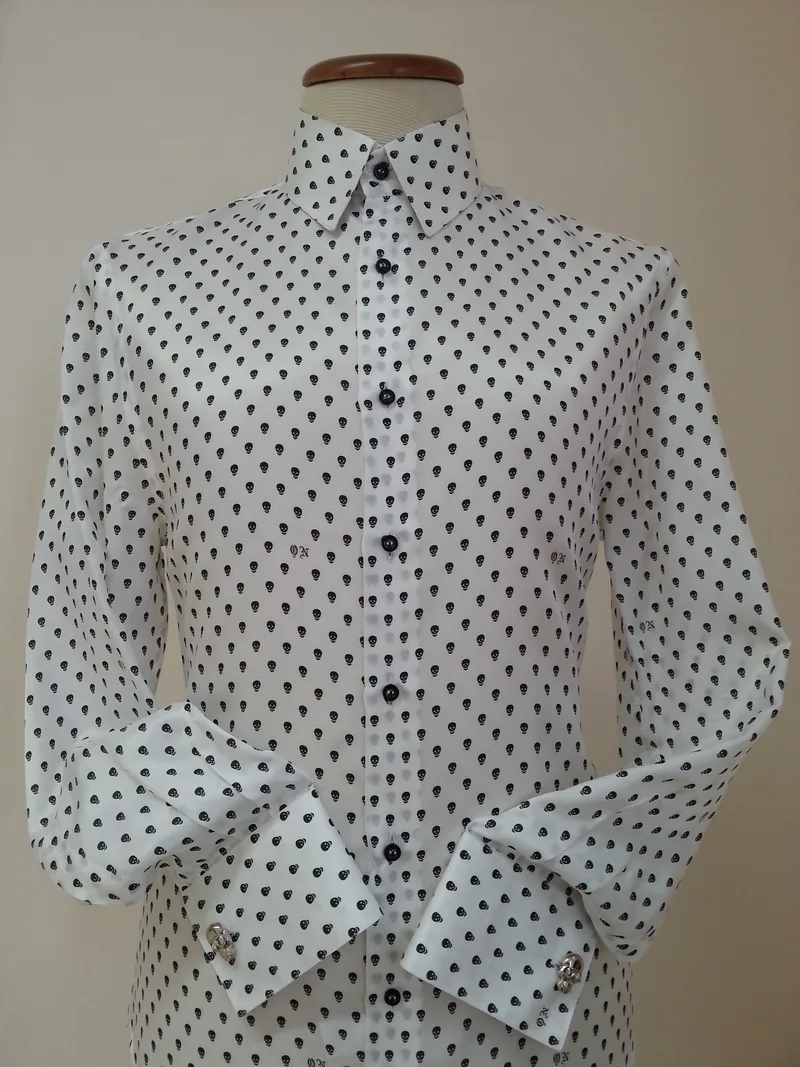 Camicia bianca con stampe teschi neri e gemelli