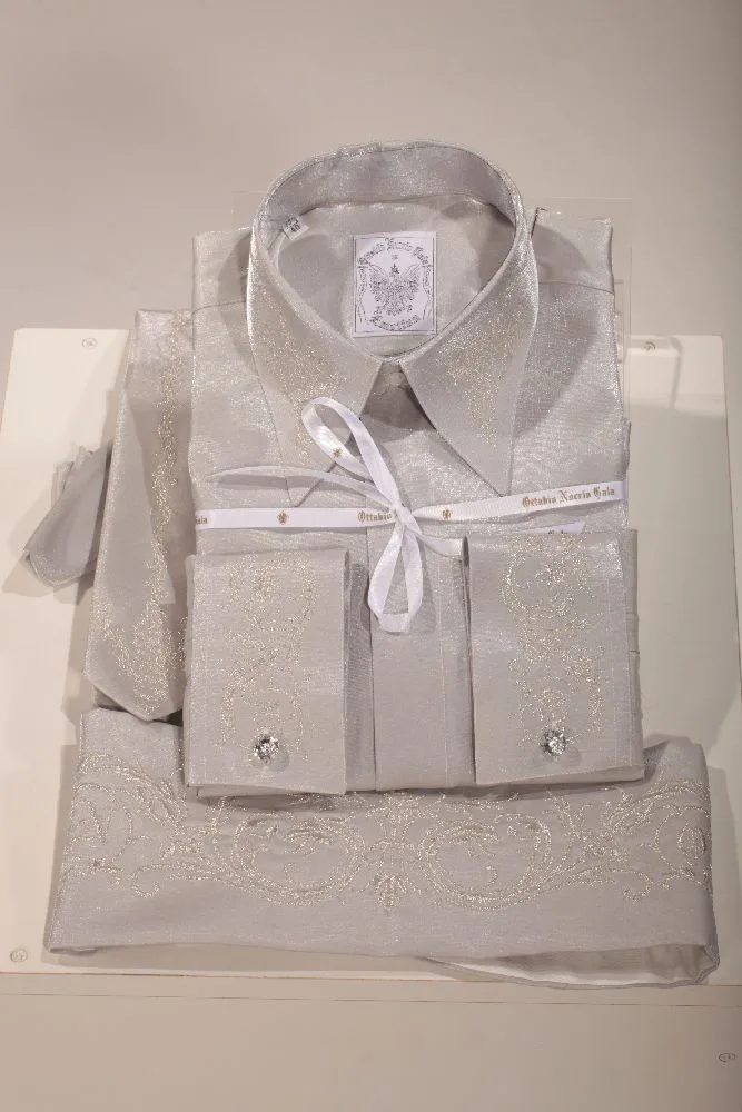 Camicia, Cravatta e Fascia in tessuto lurex grigio perla con ricamo
