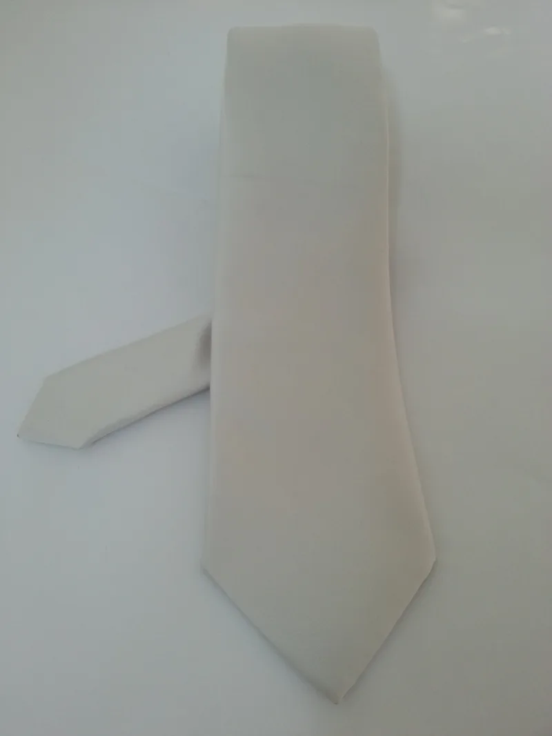 Cravatta e fazzoletto in raso grigio