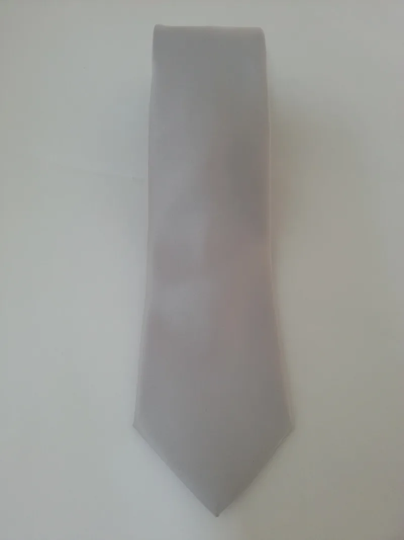 Cravatta e fazzoletto in raso grigio perla