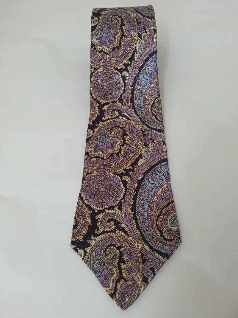 Krawatte und Einstecktuch aus Jacquard-Seide.