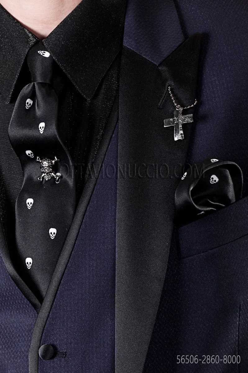 Cravate slim et pochette de costume en soie noir avec impression têtes de mort blanches