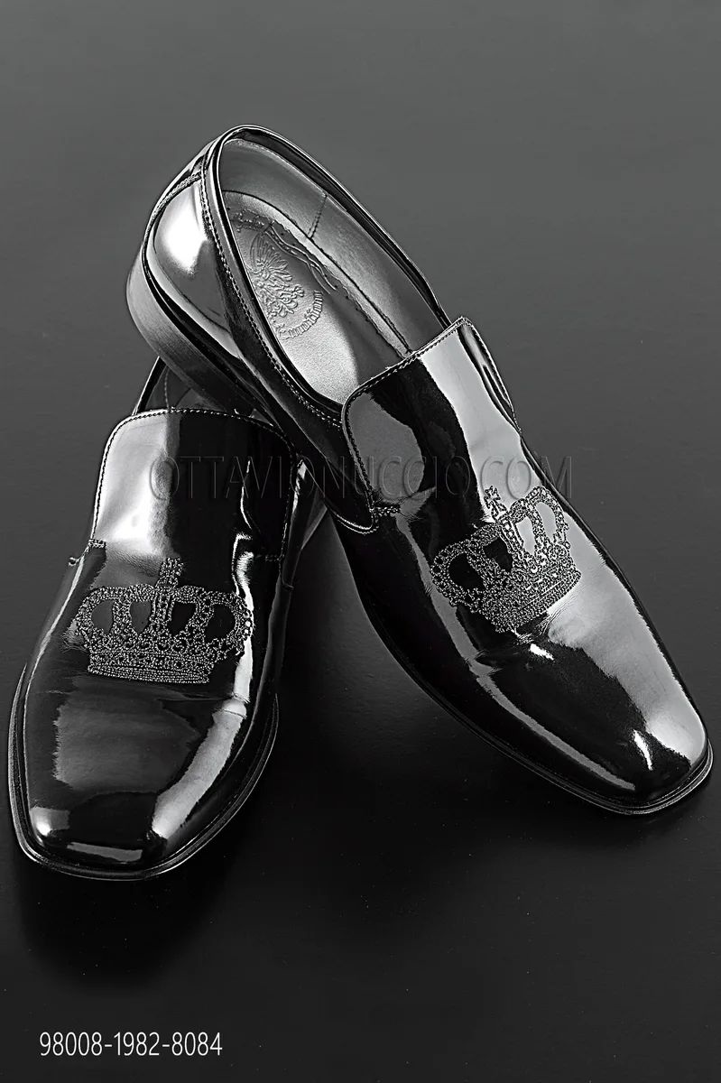 Slippers Schuhe, aus schwarze Lackleder mit silber Kronen Stickerei