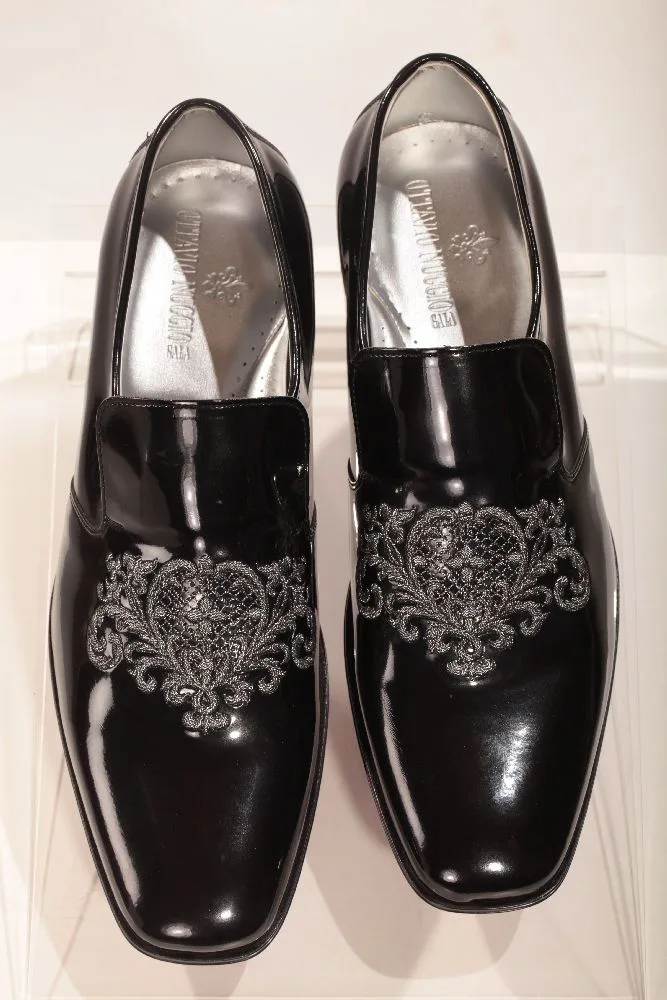 Slippers, aus schwarzem Lackleder mit Stickerei