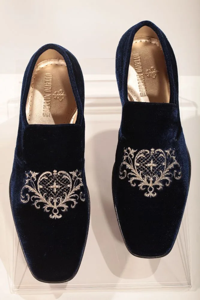 Chaussons velours bleus écusson brodé or