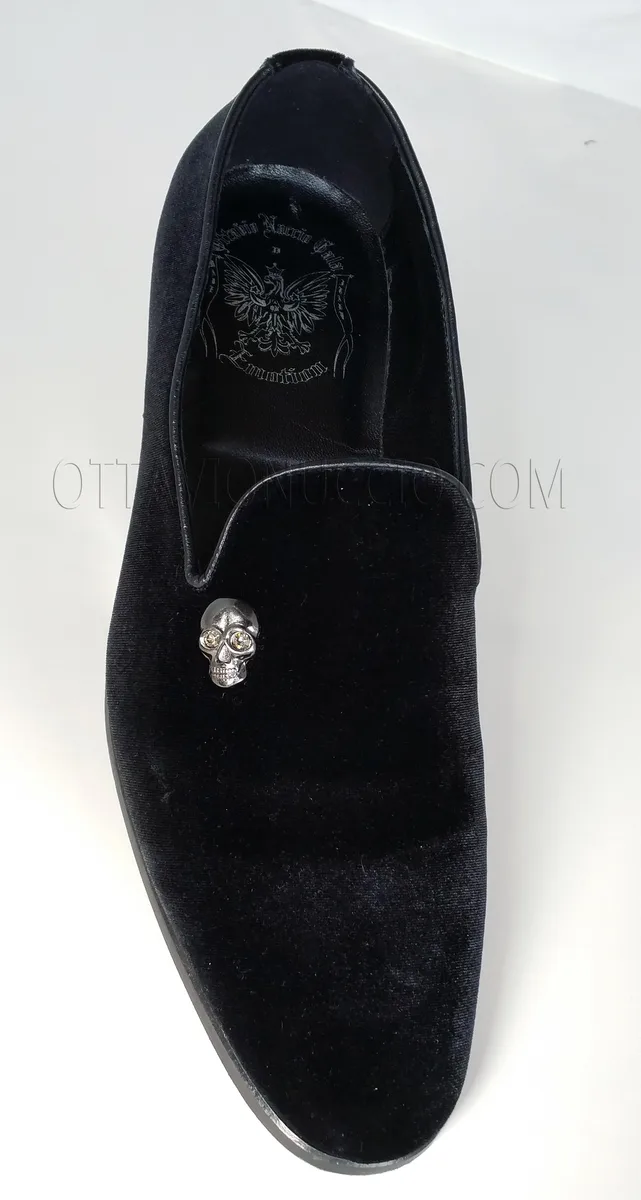 Zapato terciopelo negro con calavera