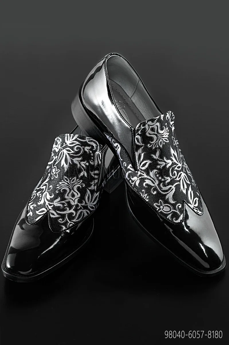 Schuhe aus schwarzem Lackleder und schwarze Brokat-Stoffe