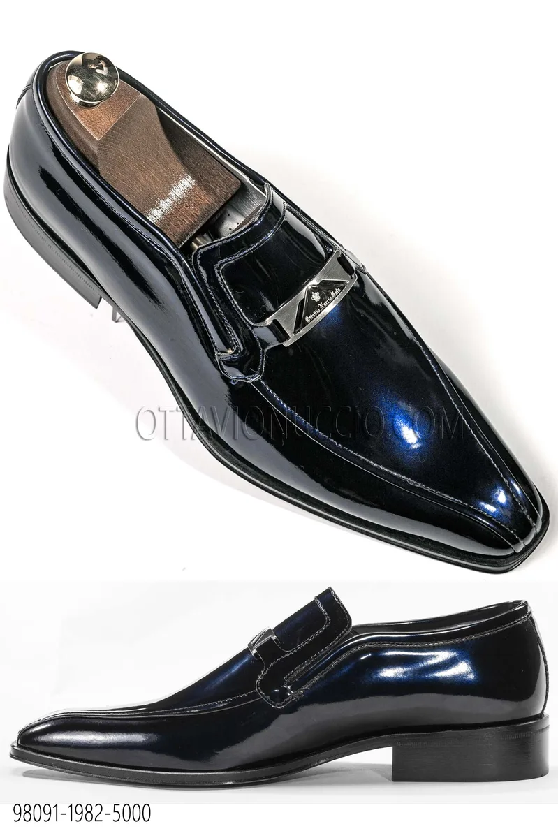 Scarpa in vernice blu