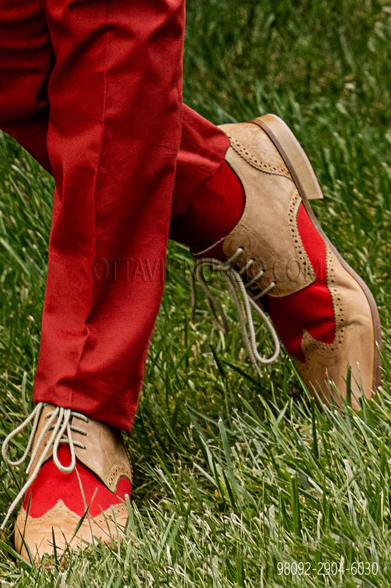 Scarpa bicolore allacciata 4 fori inserto raso rosso