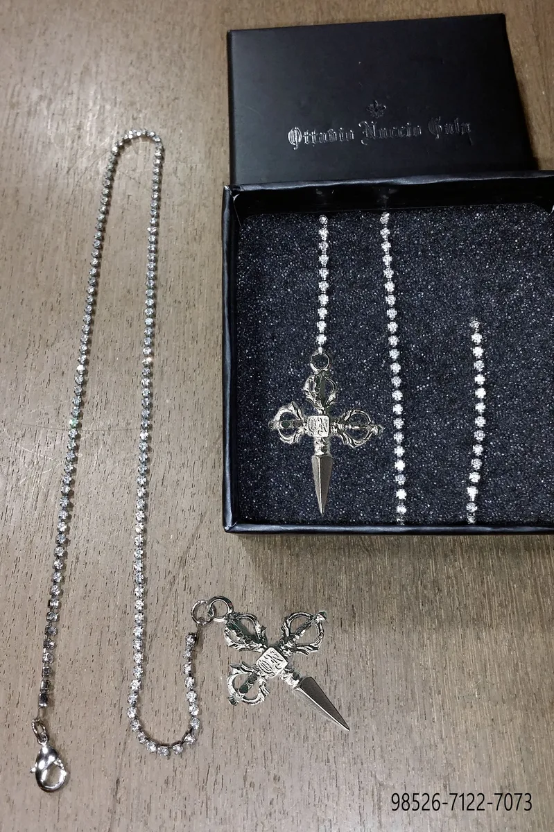 Catenina con pendente spadino colore argento