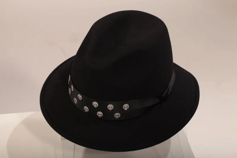 Sombrero con apliques calaveras