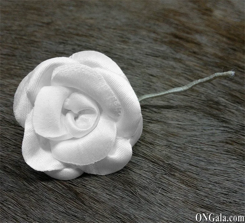 Flor en raso blanco
