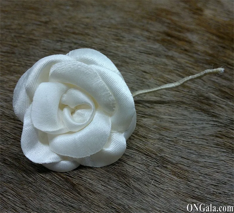 Fiore in raso bianco naturale