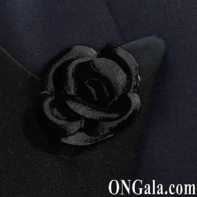 Fiore in raso nero