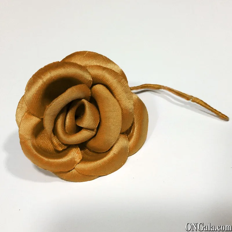 Fiore in raso oro scuro