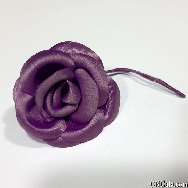 Fiore in raso viola scuro
