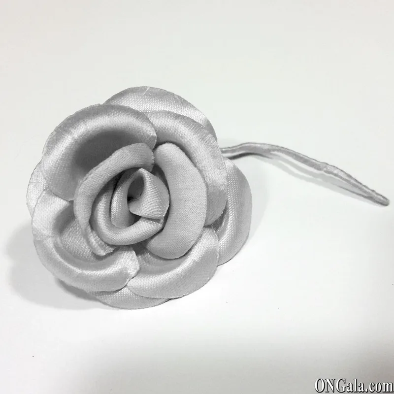 Fiore in raso grigio