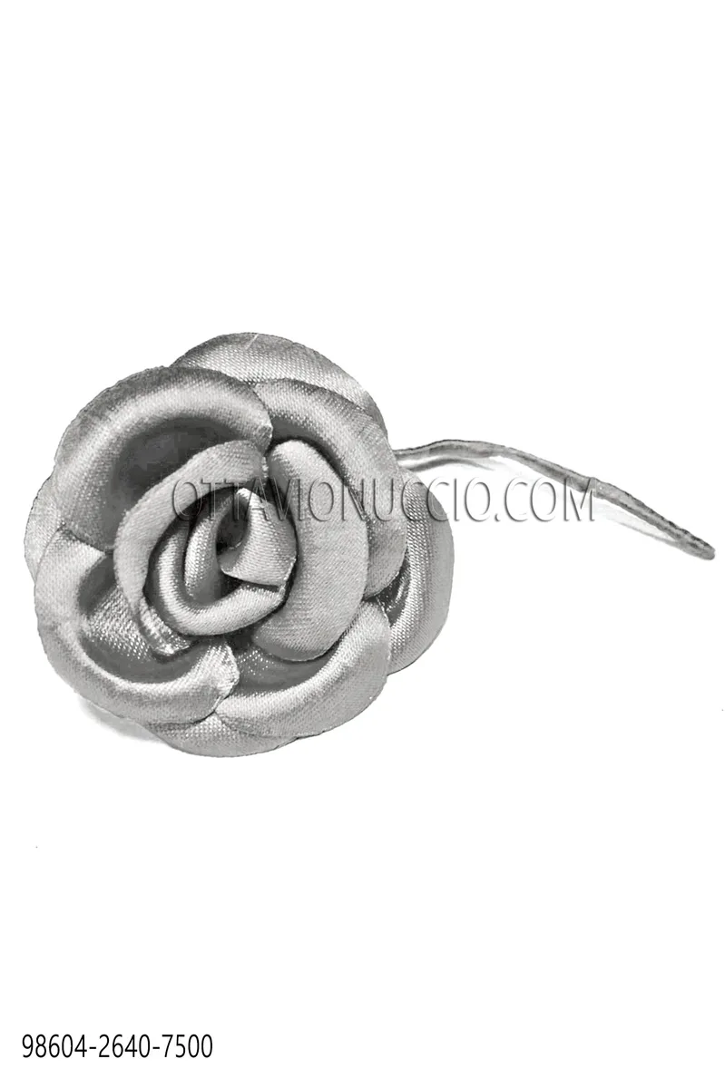 Fiore in raso grigio perla