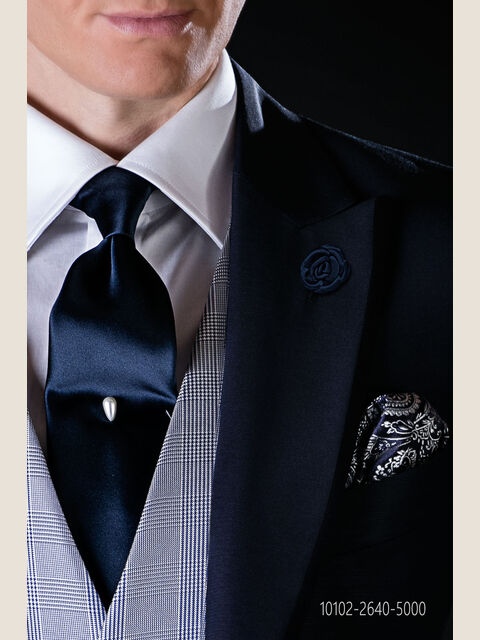 Cravatta in raso blu.
