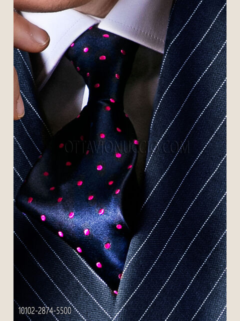 Cravatta in pura seta blu con pois viola