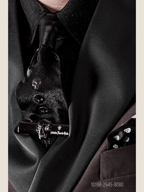 Cravatta in lurex nero con applicazioni metalliche.