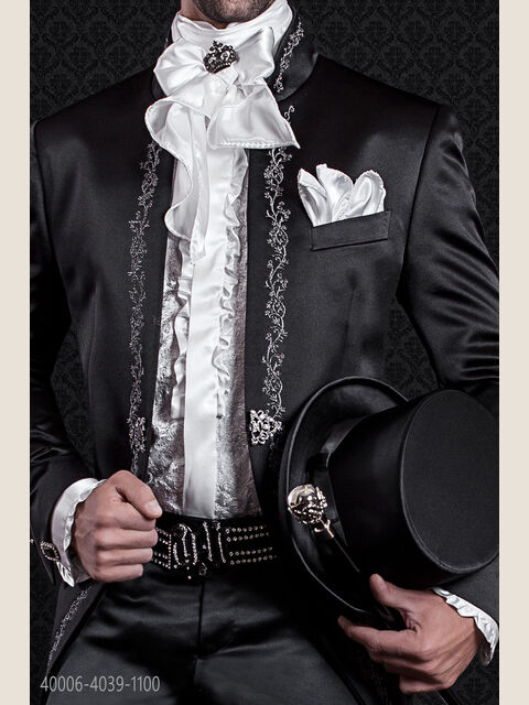Camicia bianca ricamata con volant.