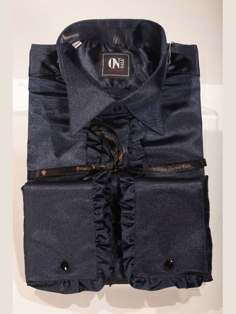 Camicia blu con volant