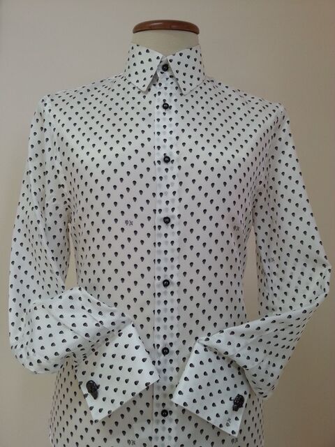 Camicia bianca con teschi neri e gemelli