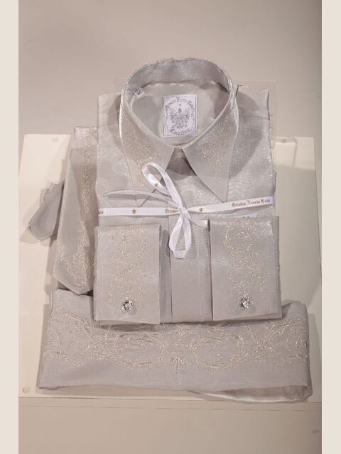 Camicia, Cravatta e Fascia in tessuto lurex grigio perla con ricamo