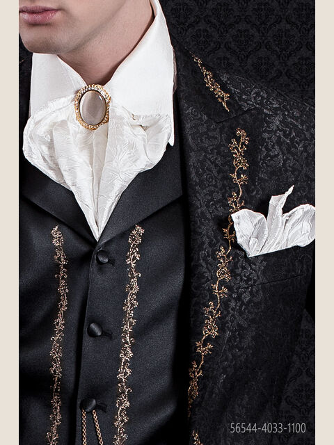 Plastron e fazzoletto bianco stropicciato