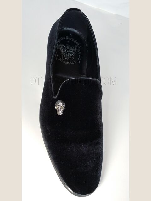 Scarpa velluto nero con morsetto teschio