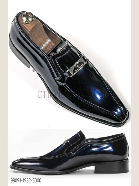 Scarpa in vernice blu