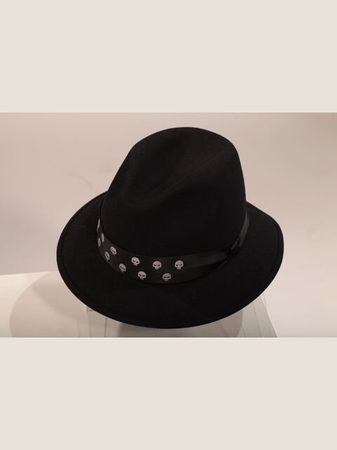 Cappello con applicazioni teschi argento