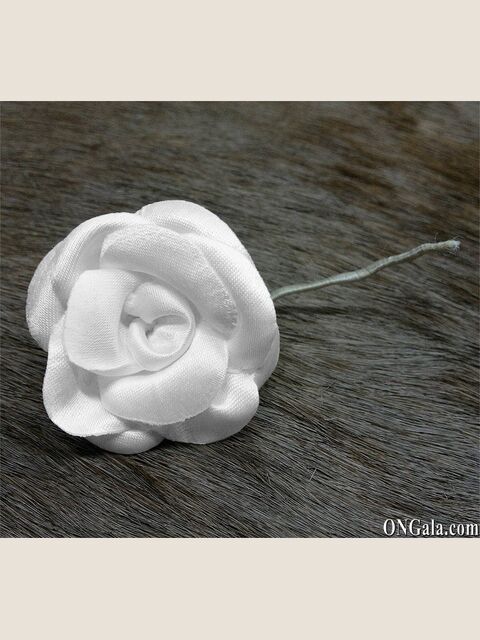 Fiore in raso bianco